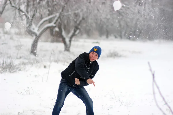 Boy  throwing snowballs — Stock Photo, Image