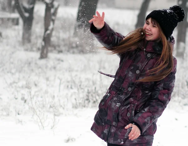 Girl player to snowballs — Stock Photo, Image