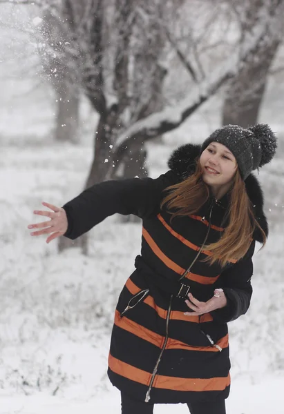 Dívka hráč na sněhové koule — Stock fotografie