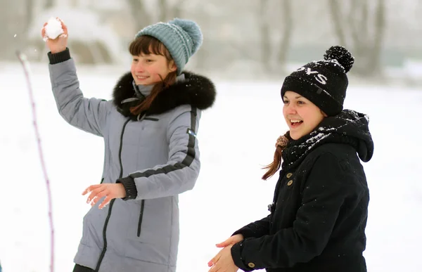 Girls player to snowballs — Stock Photo, Image