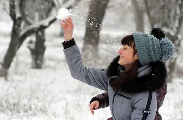 Girls player to snowballs — Stock Photo, Image