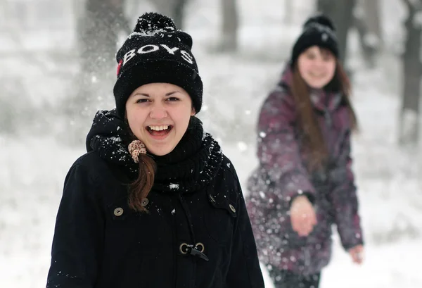 Dívky hráč na sněhové koule — Stock fotografie