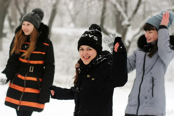 Girls player to snowballs — Stock Photo, Image