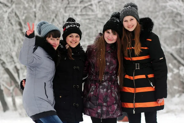 Czterech szczęśliwy dziewczyna w parku zima śnieg — Zdjęcie stockowe