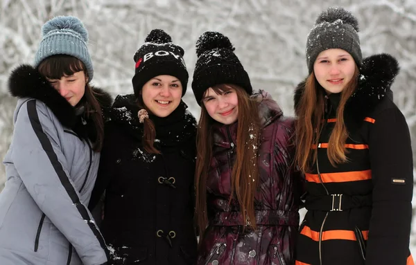 Czterech szczęśliwy dziewczyna w parku zima śnieg — Zdjęcie stockowe