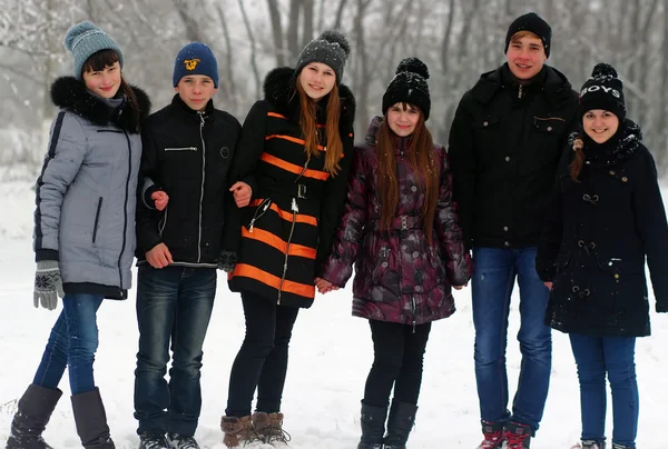 Група щасливих дітей, веселячись на сніговий день — стокове фото