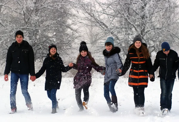 Dzieci są na śniegu, trzymając się za ręce — Zdjęcie stockowe