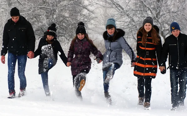 Dzieci są na śniegu, trzymając się za ręce — Zdjęcie stockowe