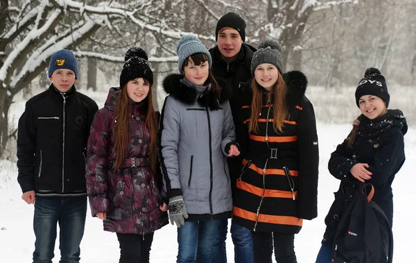 Estudantes no parque de inverno — Fotografia de Stock