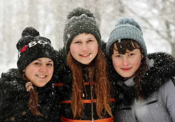 Przyjaciele w winter park. Snowy pogody — Zdjęcie stockowe