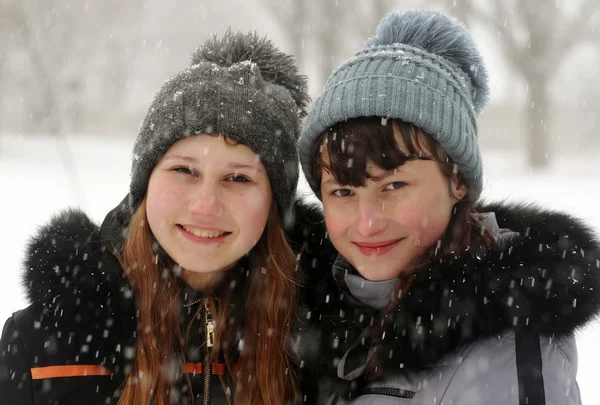 Przyjaciele w winter park. Snowy pogody — Zdjęcie stockowe