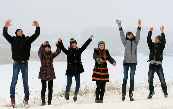 Szczęśliwy młodych ludzi skaczących w zimie — Zdjęcie stockowe