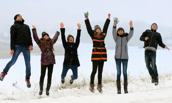 Szczęśliwy młodych ludzi skaczących w zimie — Zdjęcie stockowe