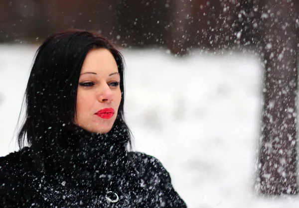 Ładny kobieta gra ze śniegiem w futra na zewnątrz — Zdjęcie stockowe