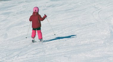 küçük kız kayaklar üzerinde sürüş