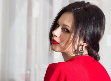 Kırmızı güzel kız