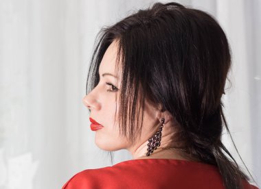 Kadın saç güzellik portresi. Kırmızı elbise. Yakın çekim.