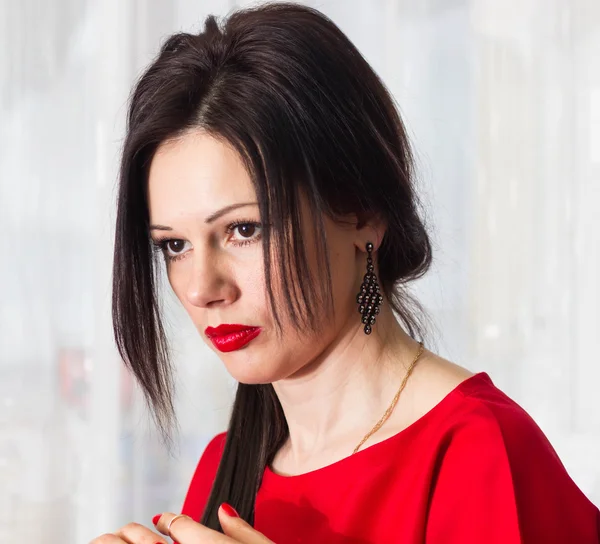 Kvinna hår skönhet porträtt. Röd klänning. På nära håll. — Stockfoto