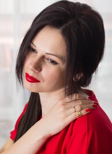 Kvinna hår skönhet porträtt. Röd klänning. På nära håll. — Stockfoto