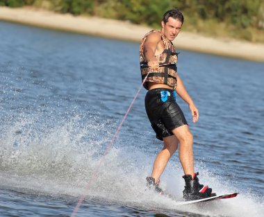 Wakeboarder günbatımı içinde.
