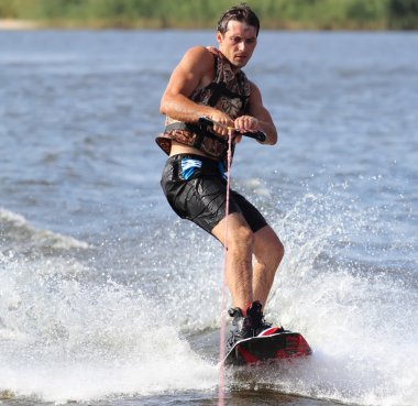Wakeboarder günbatımı içinde.