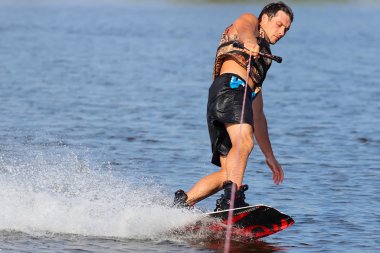 Wakeboarder günbatımı içinde.