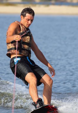 Wakeboarder günbatımı içinde.