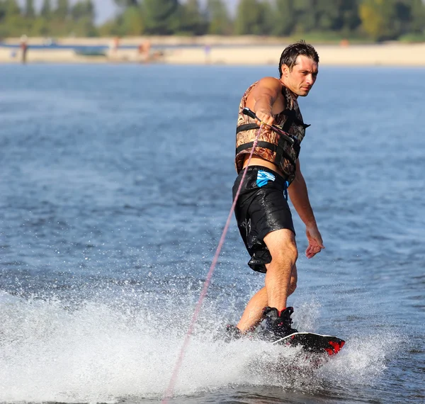 Wakeboarder i solnedgången. — Stockfoto