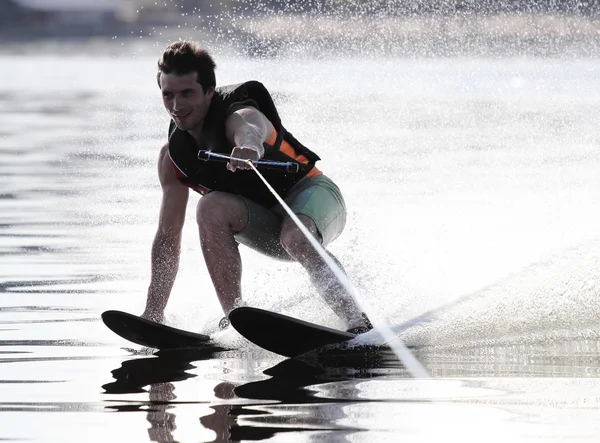 Atleta esqui aquático — Fotografia de Stock