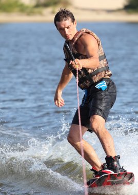 Mutlu yakışıklı adam wakesurfing 