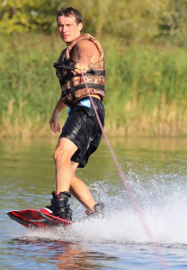 Mutlu yakışıklı adam wakesurfing 
