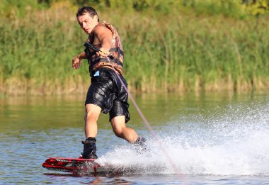 Mutlu yakışıklı adam wakesurfing 