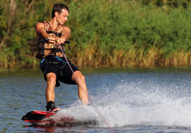 Mutlu yakışıklı adam wakesurfing 
