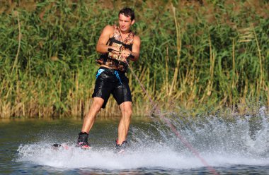 Mutlu yakışıklı adam wakesurfing 