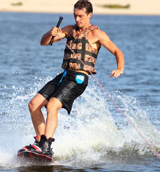 Wakesurfing szczęśliwy przystojny mężczyzna — Zdjęcie stockowe