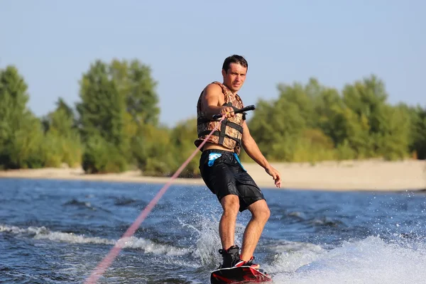 Wakesurfing szczęśliwy przystojny mężczyzna — Zdjęcie stockowe