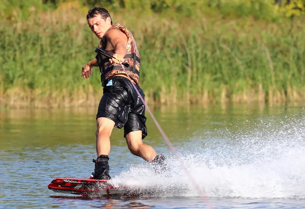 Wakesurfing szczęśliwy przystojny mężczyzna — Zdjęcie stockowe