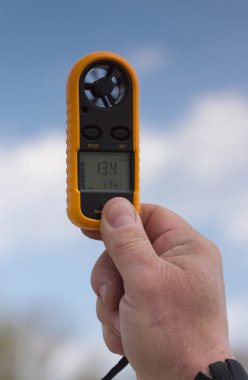 Anemometre adam, Rüzgar hızı 13.4 ms elinde. Clouse-up