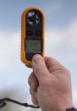 Anemometre adam, Rüzgar hızı 14.4 ms elinde. Clouse-up