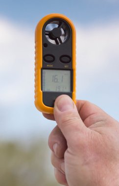Anemometre adam, Rüzgar hızı 16,1 ms elinde. Clouse-up