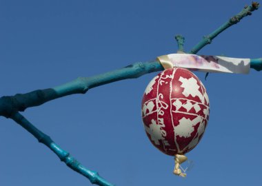 Ağaçtaki paskalya yumurtaları