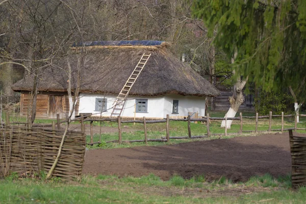 Starożytne tradycyjne ukraińskie wiejska Chata — Zdjęcie stockowe