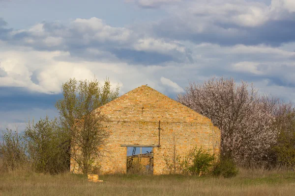 Een samengevouwen gebouw verlaten — Stockfoto