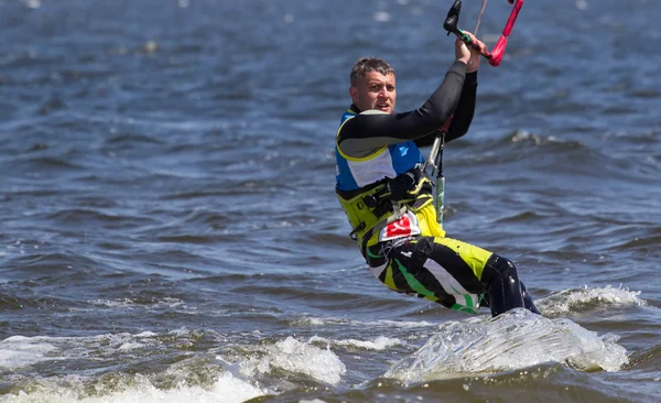 Kitesurfer glijdt op de golven — Stockfoto