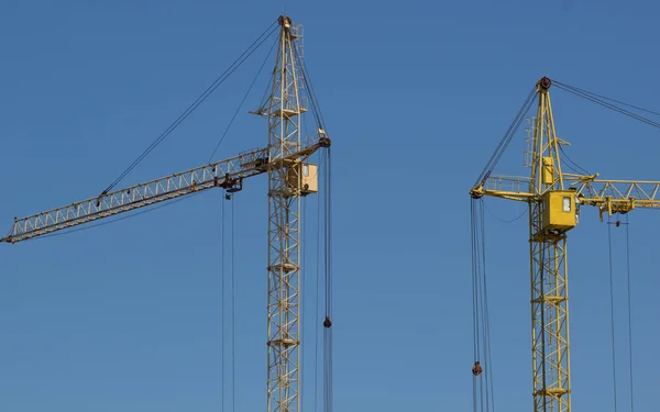 Cranes at a construction site . — Stock Photo, Image