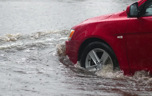 Carros em chuva forte — Fotografia de Stock