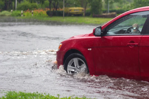 şiddetli yağmur otomobillerde