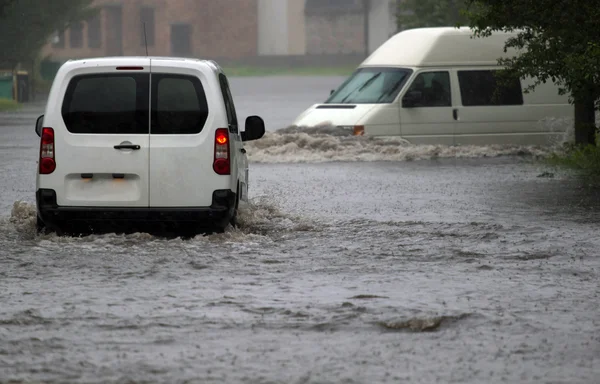 폭우에 자동차 — 스톡 사진