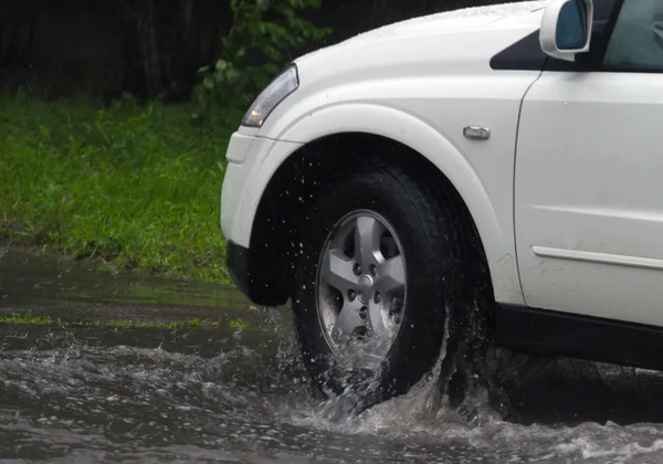 Автомобілі під сильним дощем — стокове фото