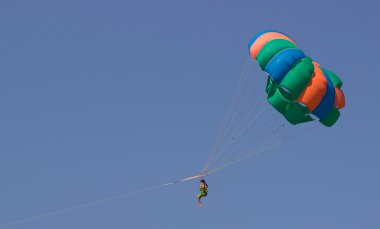 parasailing su üzerinde